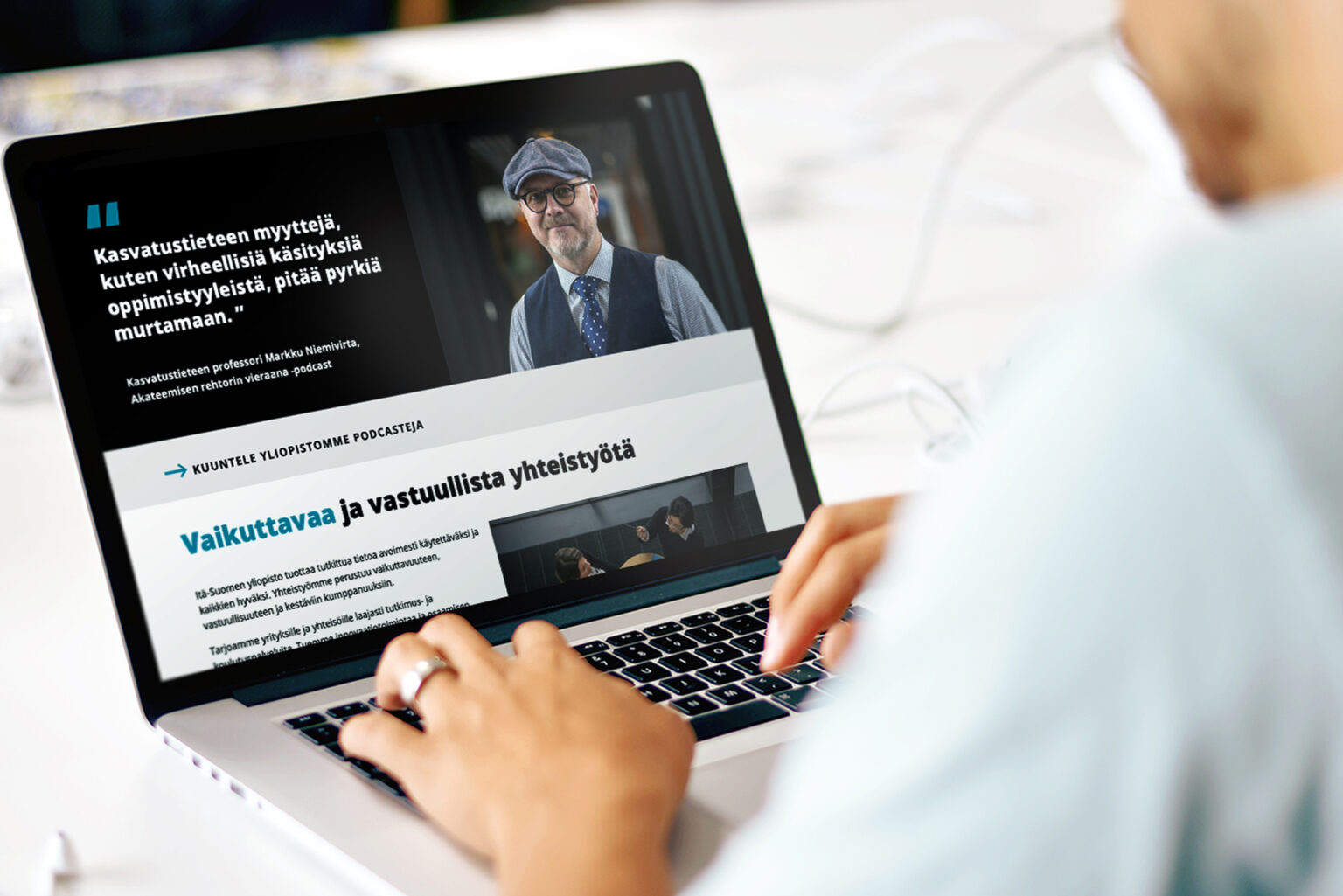 Henkilö katsoo Itä-Suomen yliopiston verkkosivuja tietokoneelta.