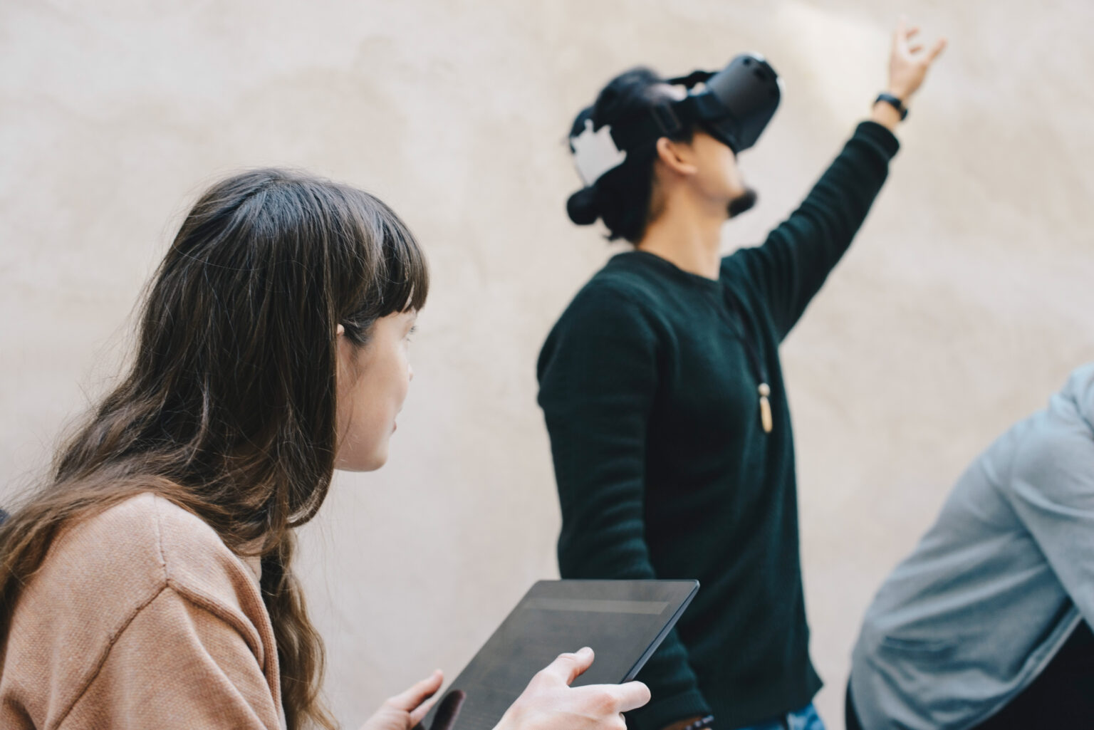 Kaksi henkilöä, joista toinen katsoo vr-laseilla ylös.