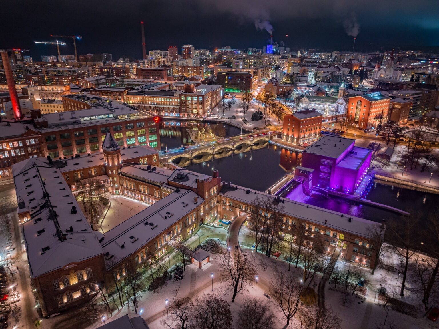 Tampereen kaupunki ja sen öinen valaistus.