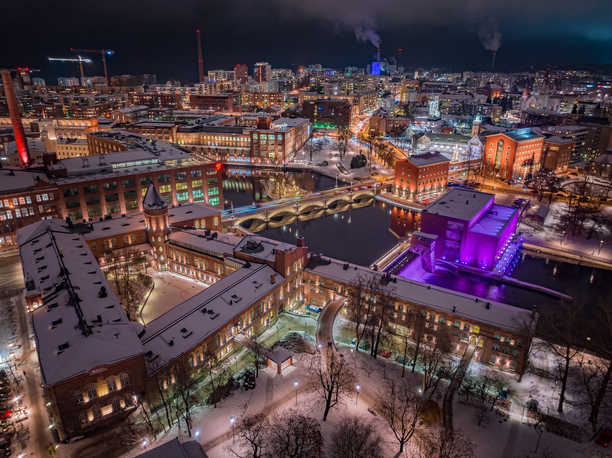 Tampereen kaupunki ja sen öinen valaistus.