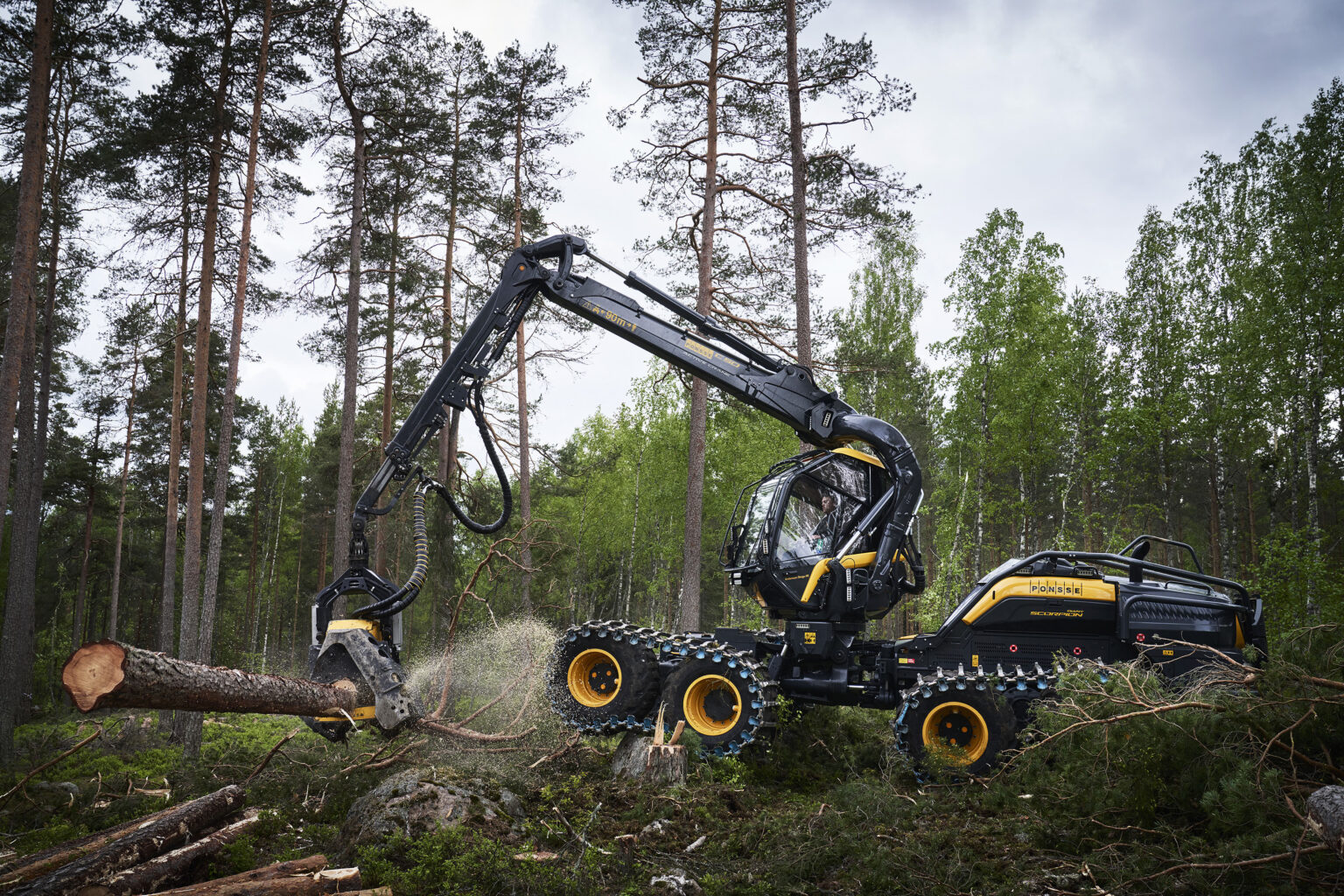 Ponssen metsäkone töissä.