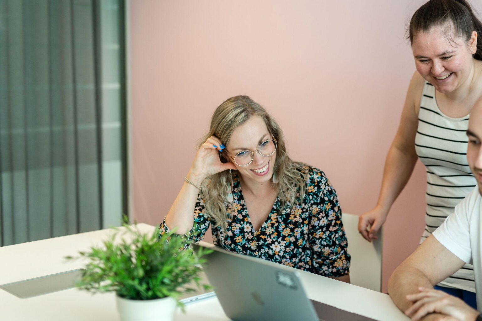 Henkilöt nauravat keskenään.