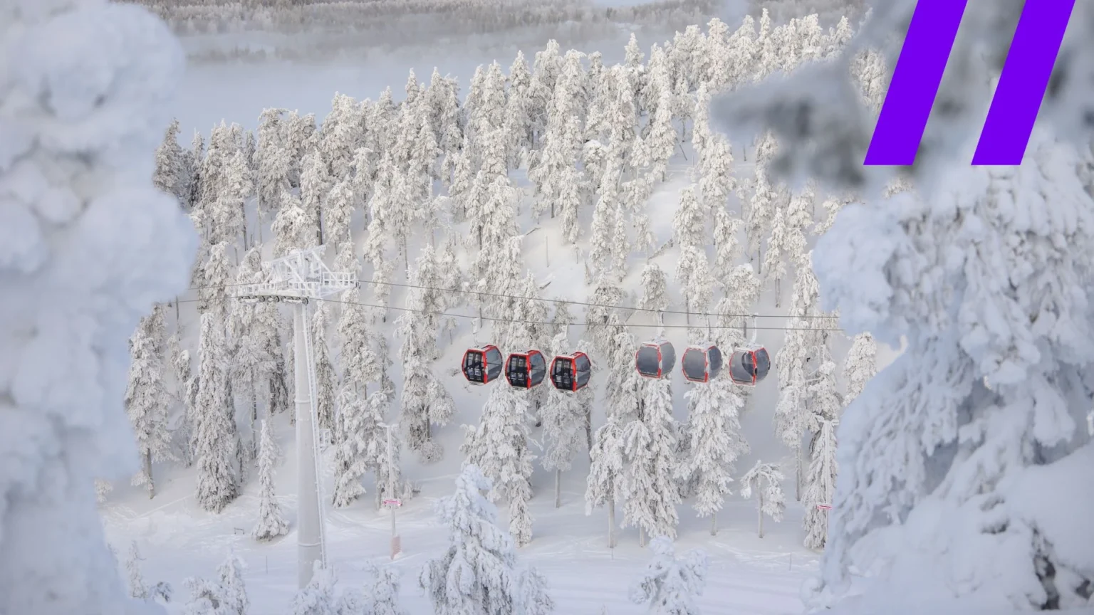 Gondolihissit talvimaisemassa.